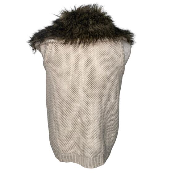 Pink Republic Ivory Cable Knit Faux Fur Collar Toggle Sweater Vest Size Medium - Picture 4 of 9